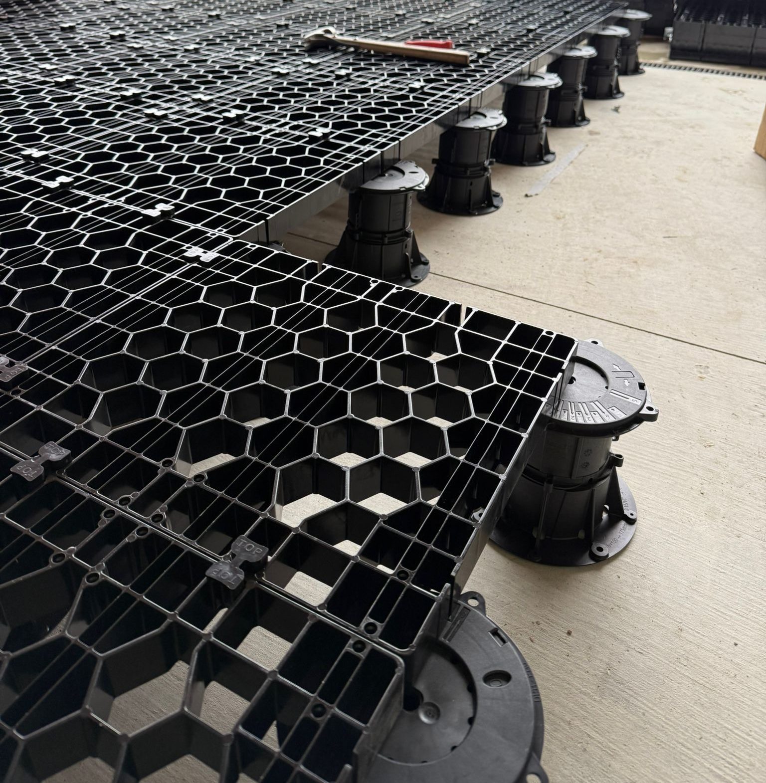 Silca System supporting porcelain tiles